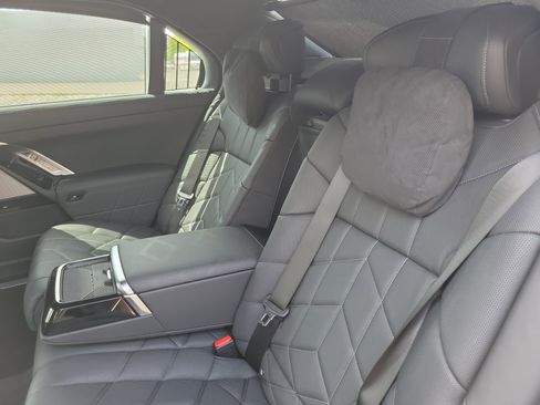 Certified 2024 BMW i7 xDrive60 w/ Executive Package AWD/4WD image 17