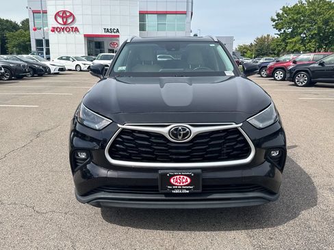 Used 2022 Toyota Highlander XLE AWD/4WD image 2