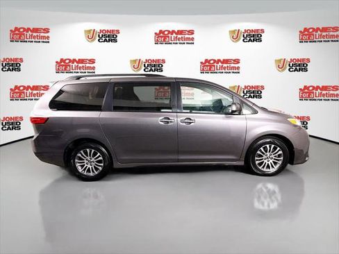 Certified 2019 Toyota Sienna XLE w/ Carpet Mat Package FWD image 17