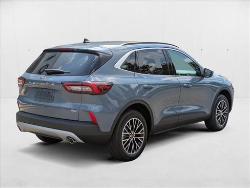 New 2025 Ford Escape SE image 2