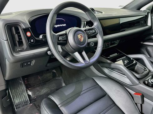 Certified 2025 Porsche Cayenne Coupe AWD/4WD image 4