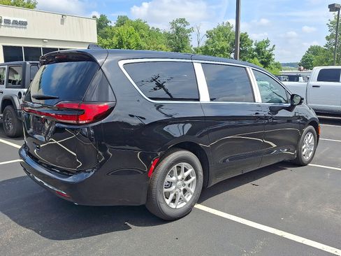 New 2026 Chrysler Pacifica Select image 4