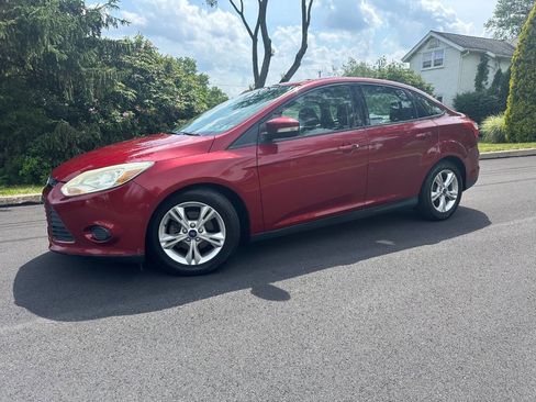 Used 2014 Ford Focus SE w/ SE Winter Package FWD image 4