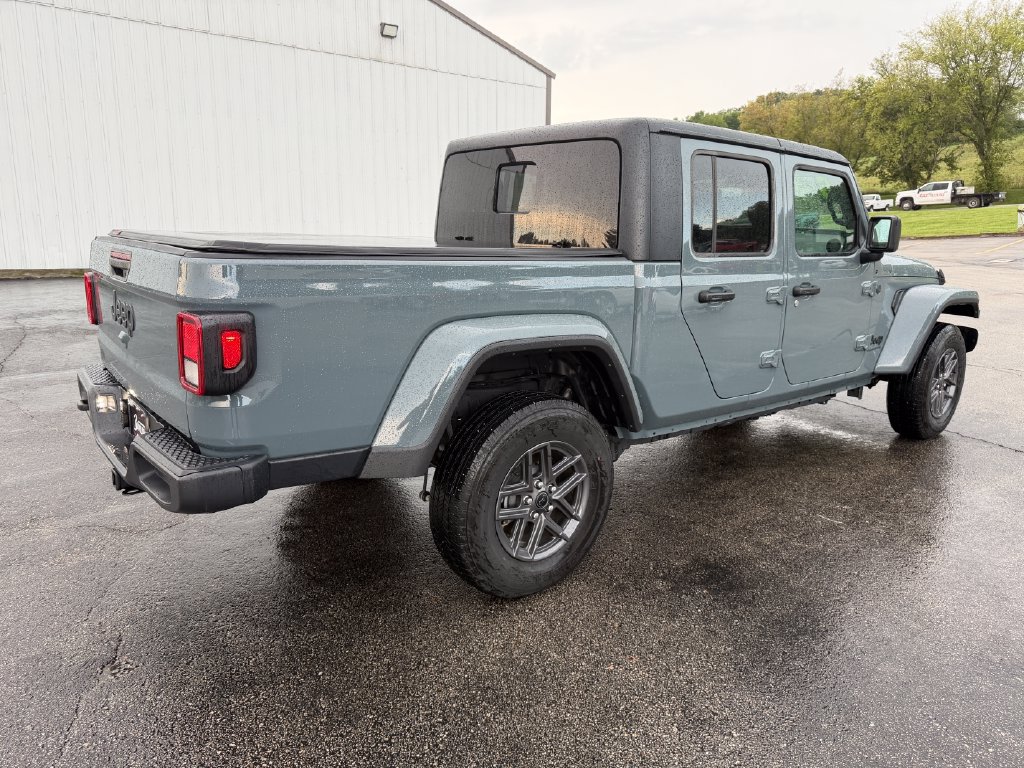 Used 2025 Jeep Gladiator Sport AWD/4WD image 5