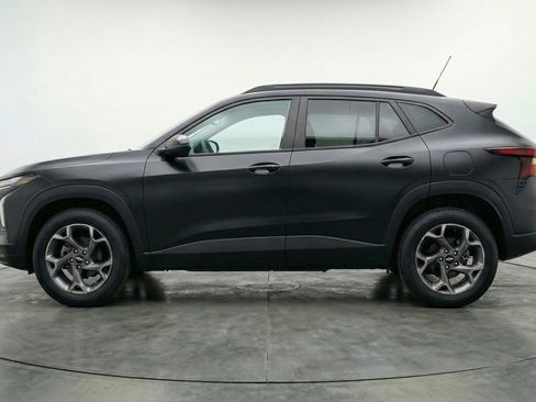 Used 2025 Chevrolet Trax LT w/ LT Convenience Package image 3