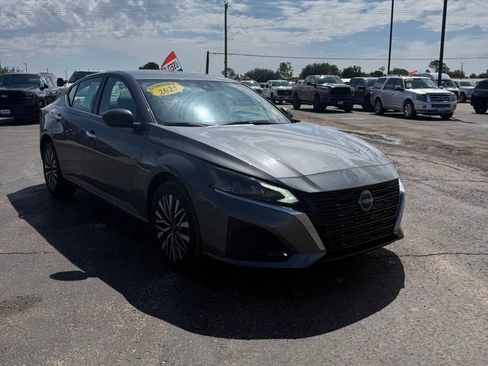 Used 2025 Nissan Altima 2.5 SV AWD/4WD image 2