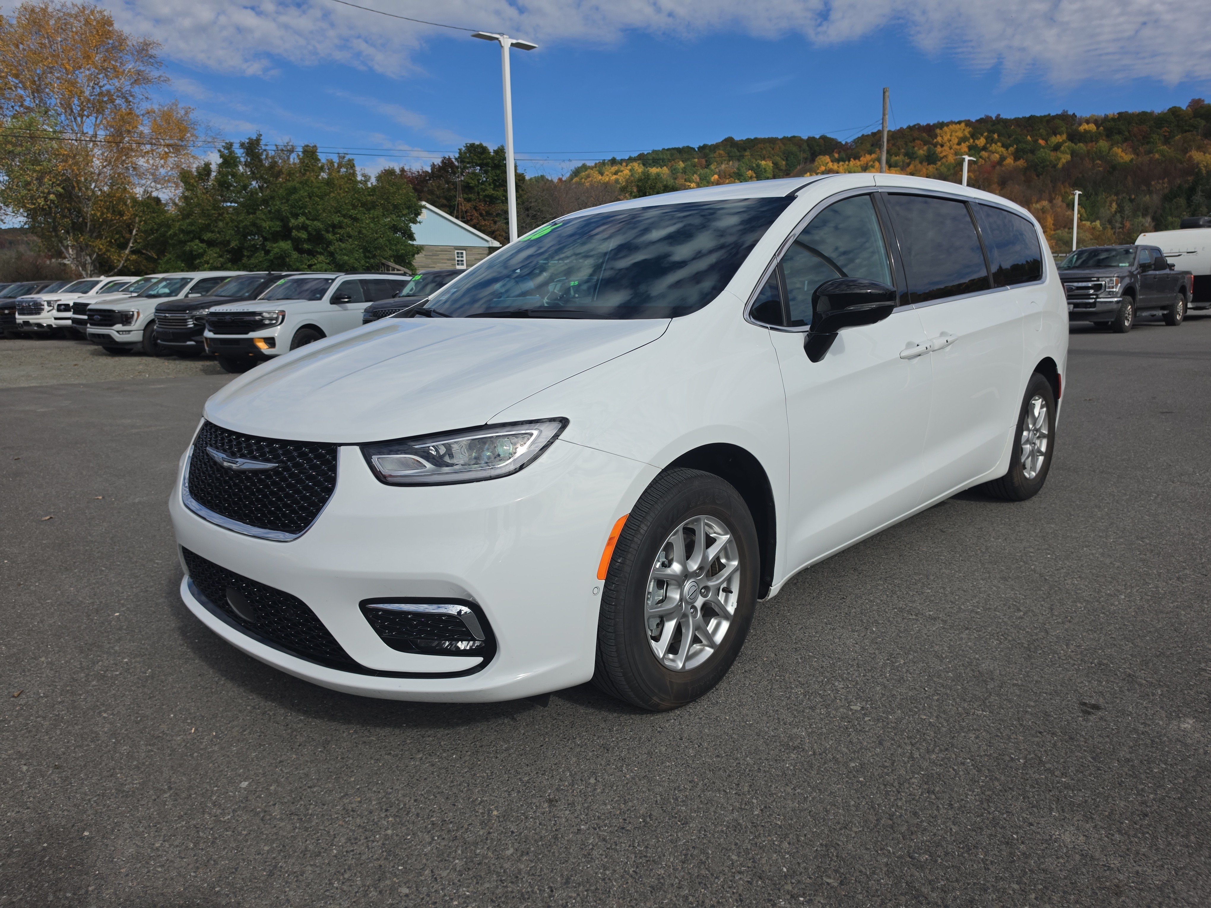 Used 2026 Chrysler Pacifica Select FWD image 8