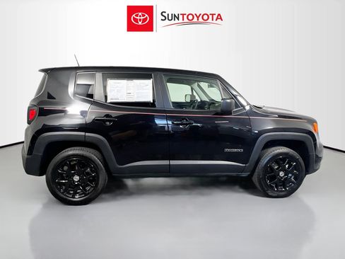 Used 2023 Jeep Renegade Latitude AWD/4WD image 2