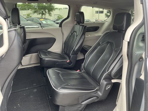 Used 2023 Chrysler Pacifica Limited FWD image 15