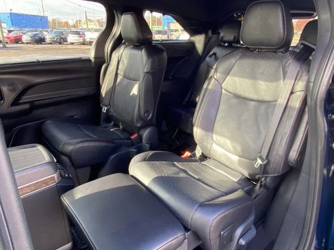 Used 2025 Toyota Sienna Platinum image 17