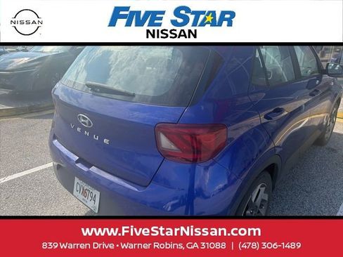 Used 2023 Hyundai Venue Limited FWD image 3