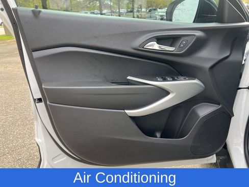 Used 2025 Chevrolet Trax RS w/ Sunroof Package image 19