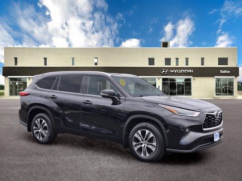 Used 2021 Toyota Highlander XLE AWD/4WD image 1