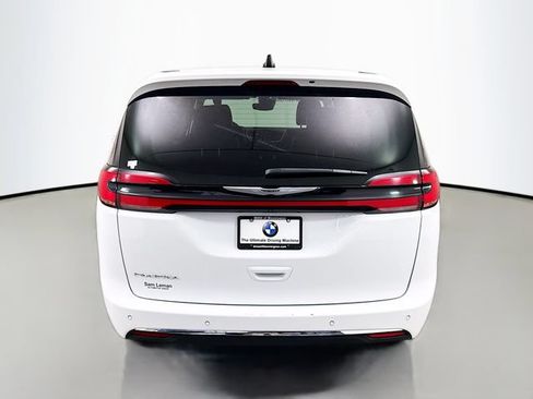 Used 2024 Chrysler Pacifica Touring-L FWD image 6
