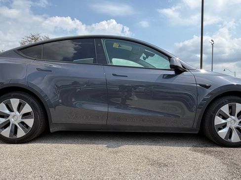 Used 2023 Tesla Model Y Long Range AWD/4WD image 9