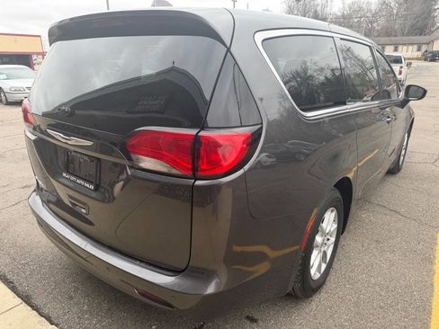 Used 2017 Chrysler Pacifica Touring image 3