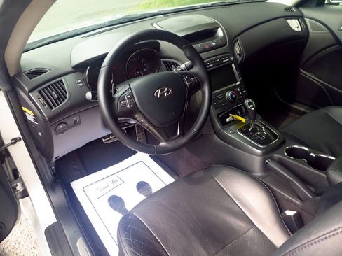 Used 2011 Hyundai Genesis 3.8 RWD image 7