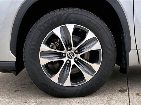 Used 2021 Toyota Highlander XLE AWD/4WD image 10