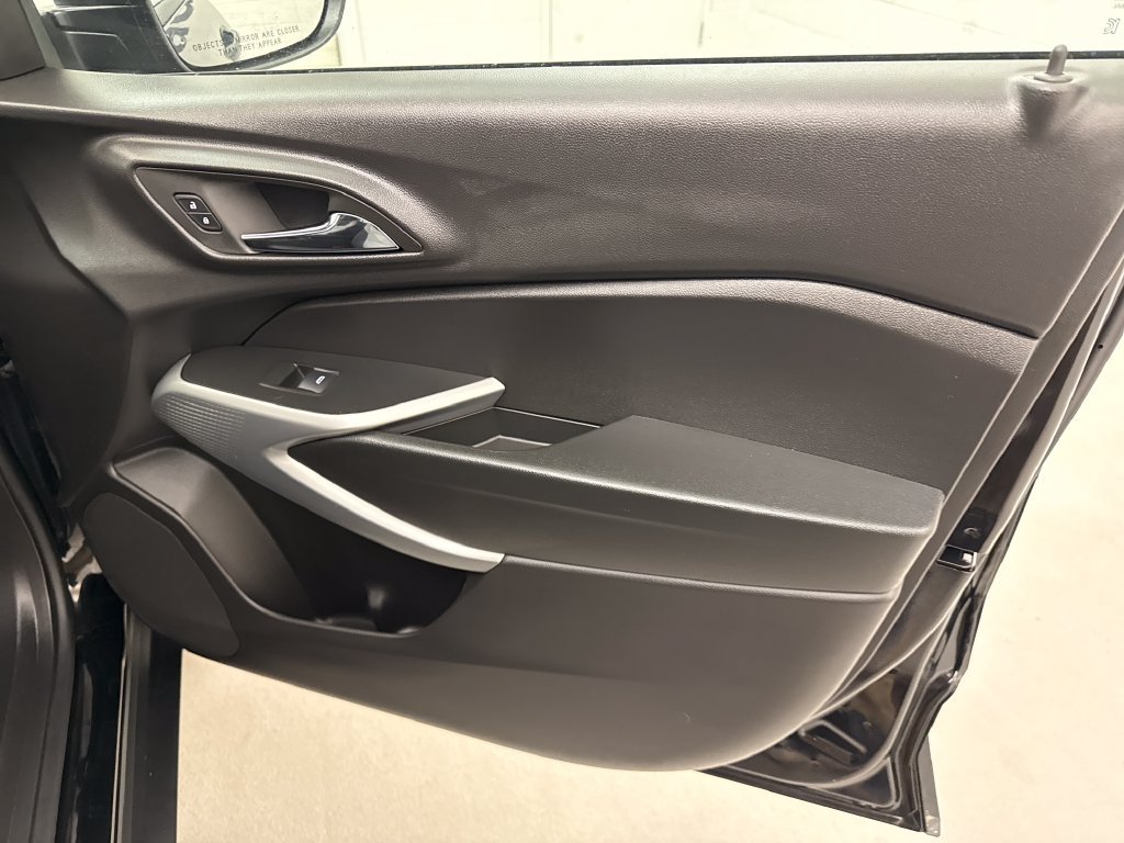 Used 2025 Chevrolet Trax LS FWD image 27