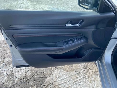 Used 2022 Nissan Altima 2.5 SR FWD image 12