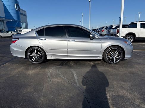 Used 2016 Honda Accord Touring image 4