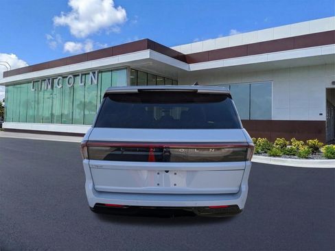 New 2026 Lincoln Navigator Reserve image 5