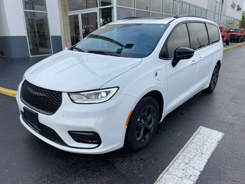 Used 2025 Chrysler Pacifica Premium image 4