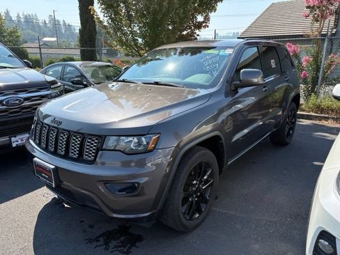 Used 2018 Jeep Grand Cherokee Altitude AWD/4WD image 4