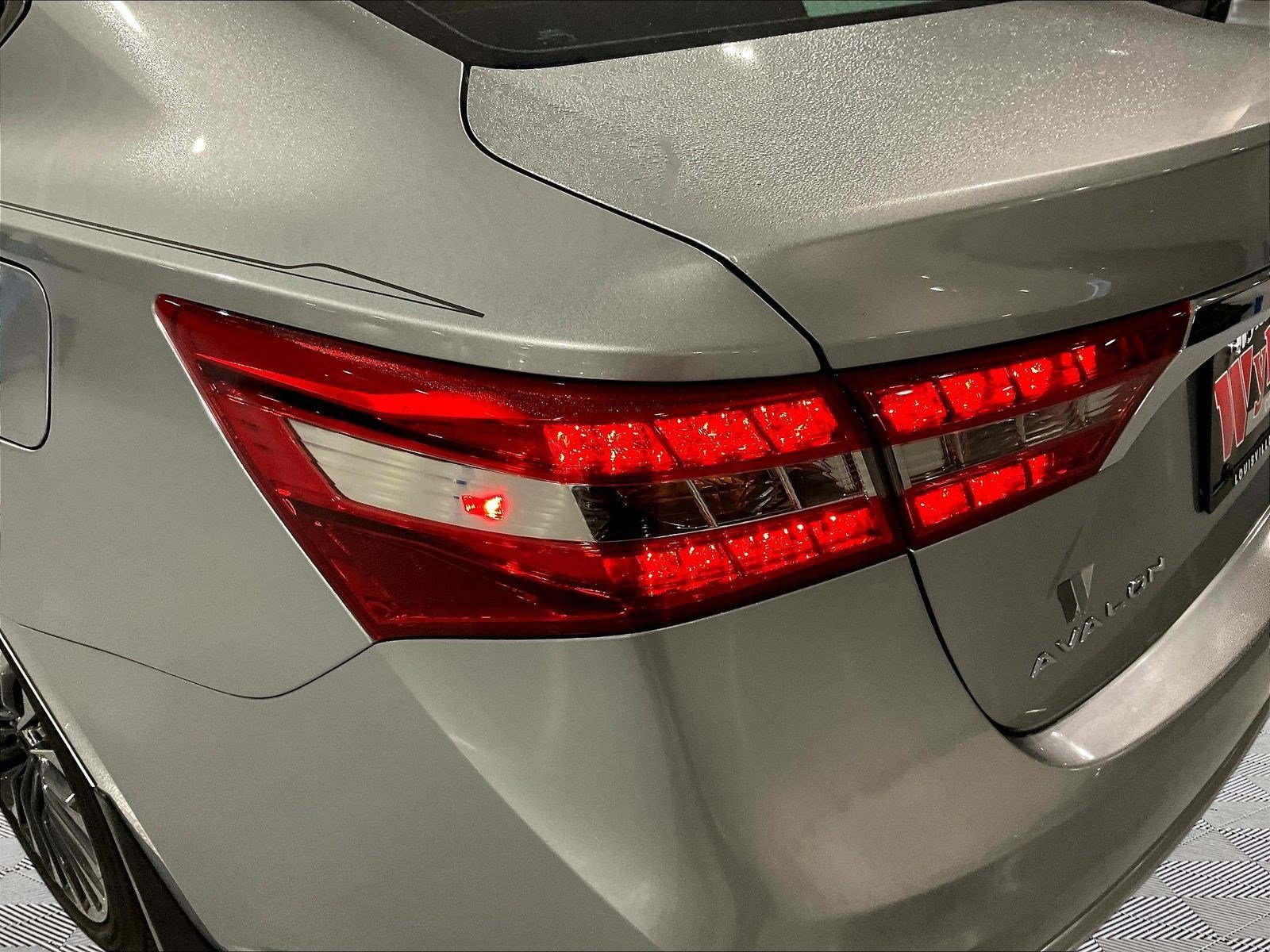 Used 2018 Toyota Avalon Touring FWD image 22