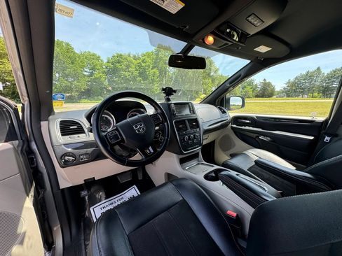 Used 2019 Dodge Grand Caravan SXT FWD image 5