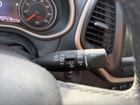 Used 2015 Jeep Cherokee Limited w/ Luxury Group image 17