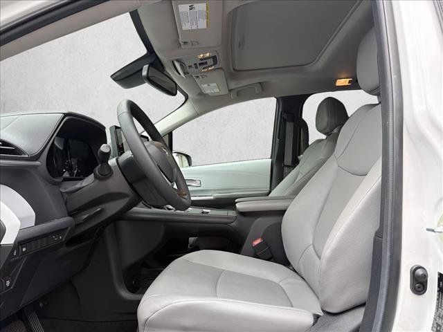 Used 2025 Toyota Sienna XLE AWD/4WD image 11