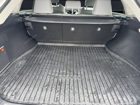 Used 2022 Toyota Venza XLE image 11