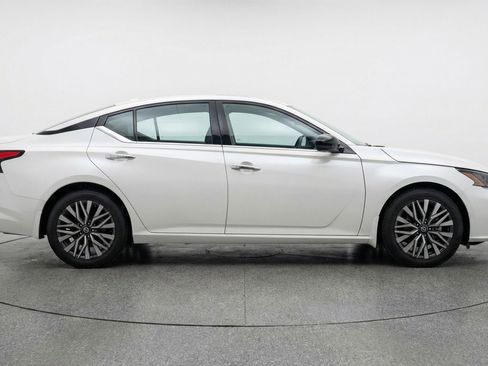 Used 2025 Nissan Altima 2.5 SV image 11