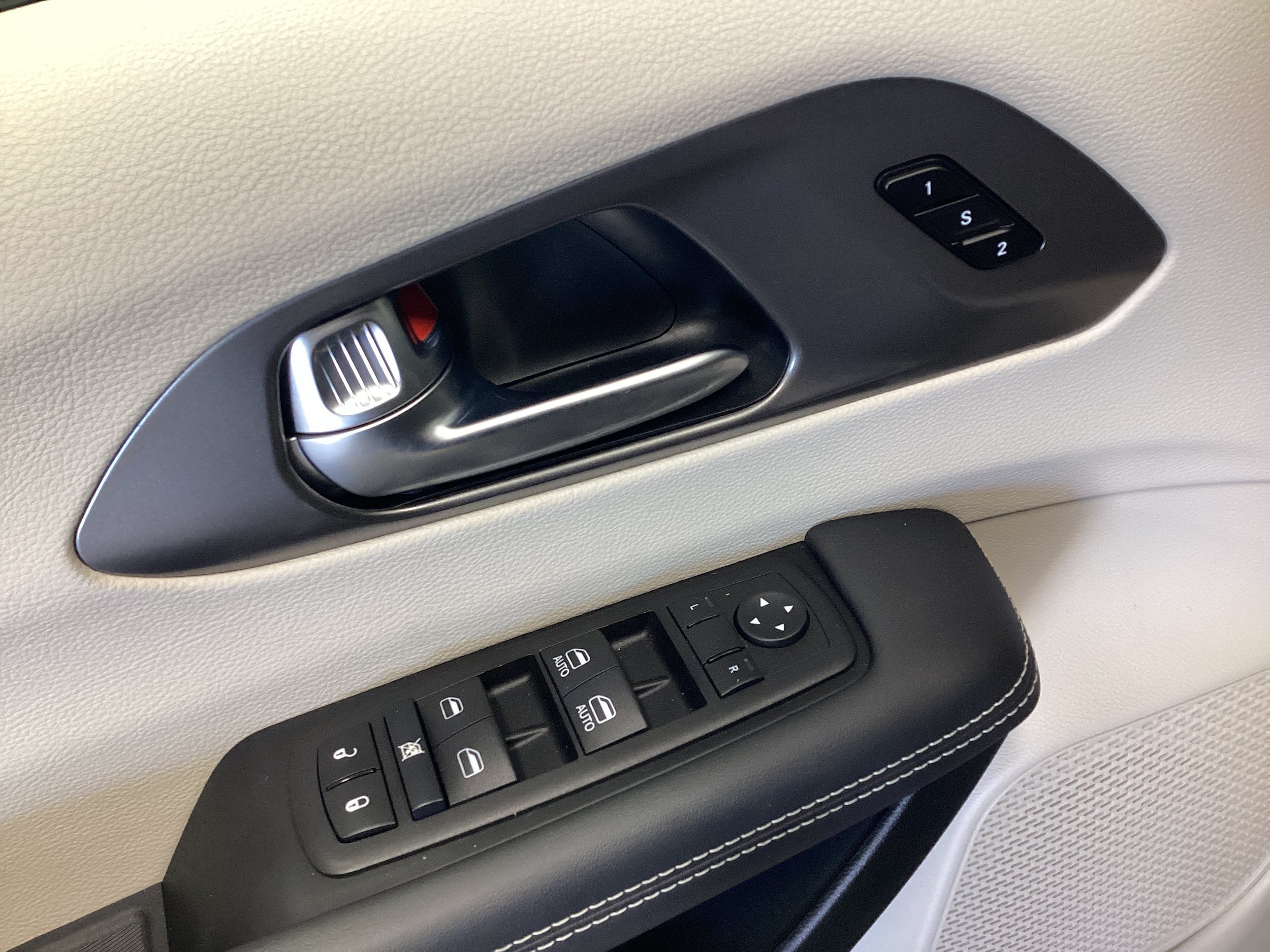 Used 2024 Chrysler Pacifica Touring-L AWD/4WD image 14