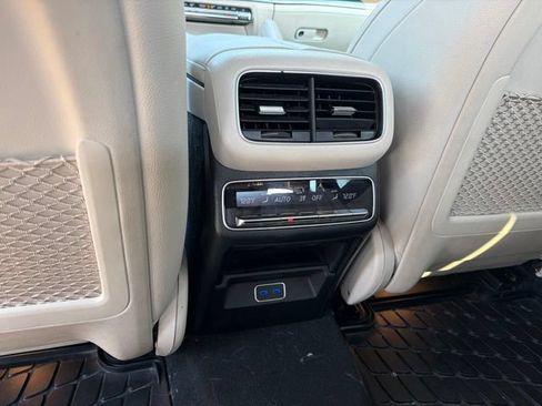 Used 2024 Mercedes-Benz GLE 350 4MATIC image 17