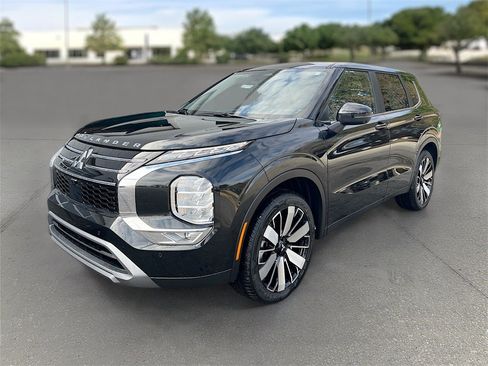 New 2025 Mitsubishi Outlander SE image 3