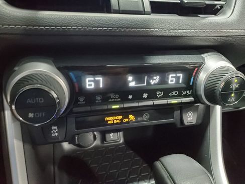 Used 2020 Toyota RAV4 XLE AWD/4WD image 30