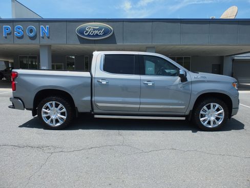Used 2025 Chevrolet Silverado 1500 High Country AWD/4WD image 2