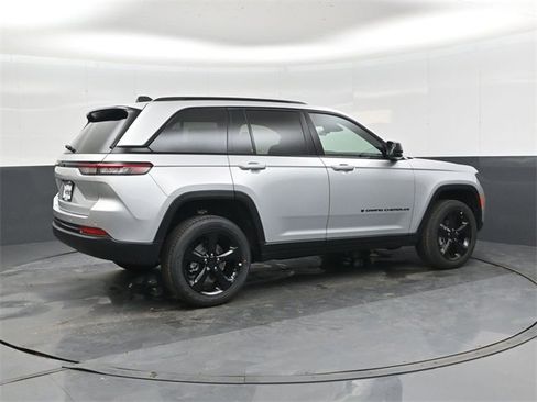 New 2025 Jeep Grand Cherokee Altitude image 3
