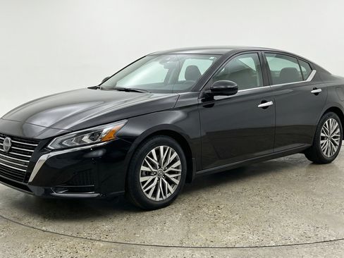 Used 2025 Nissan Altima 2.5 SV image 3