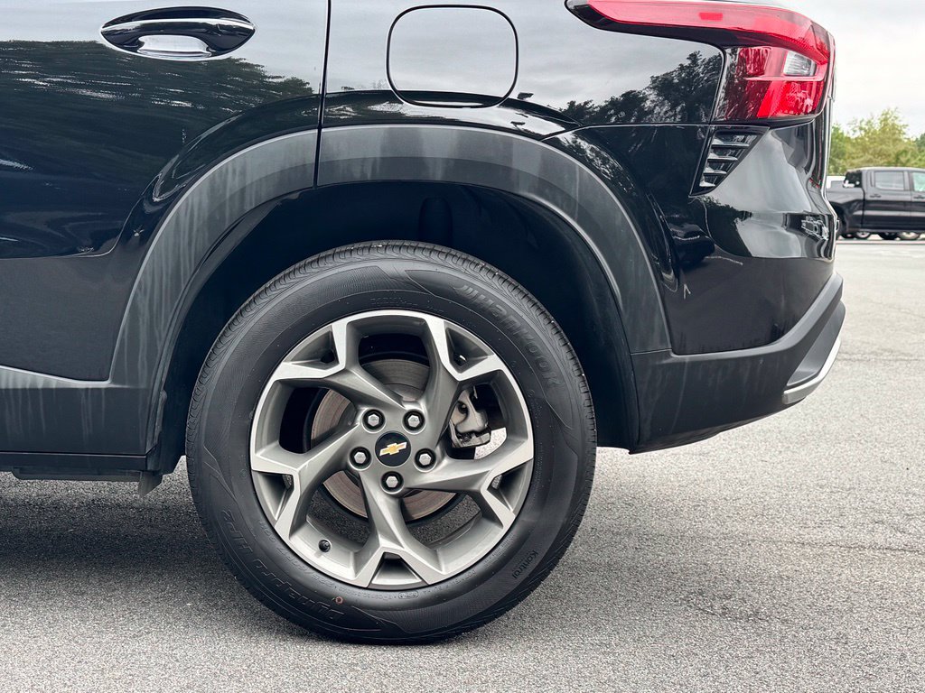 Used 2025 Chevrolet Trax LT FWD image 30