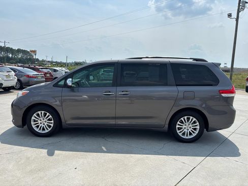 Used 2014 Toyota Sienna XLE w/ XLE Premium Package FWD image 7