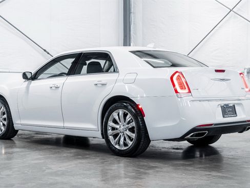 Used 2022 Chrysler 300 Touring image 2