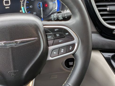 Used 2024 Chrysler Pacifica Touring-L FWD image 24