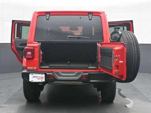 Used 2025 Jeep Wrangler Unlimited Sahara AWD/4WD image 35