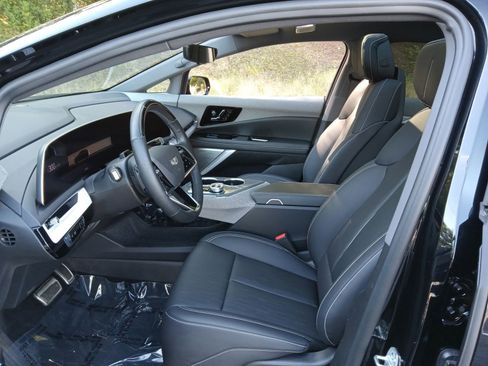 Used 2025 Cadillac Optiq Luxury 2 w/ LPO, Floor Liner Package image 12