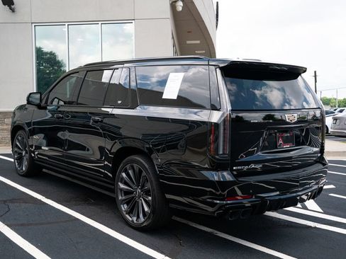Used 2025 Cadillac Escalade ESV V AWD/4WD image 18