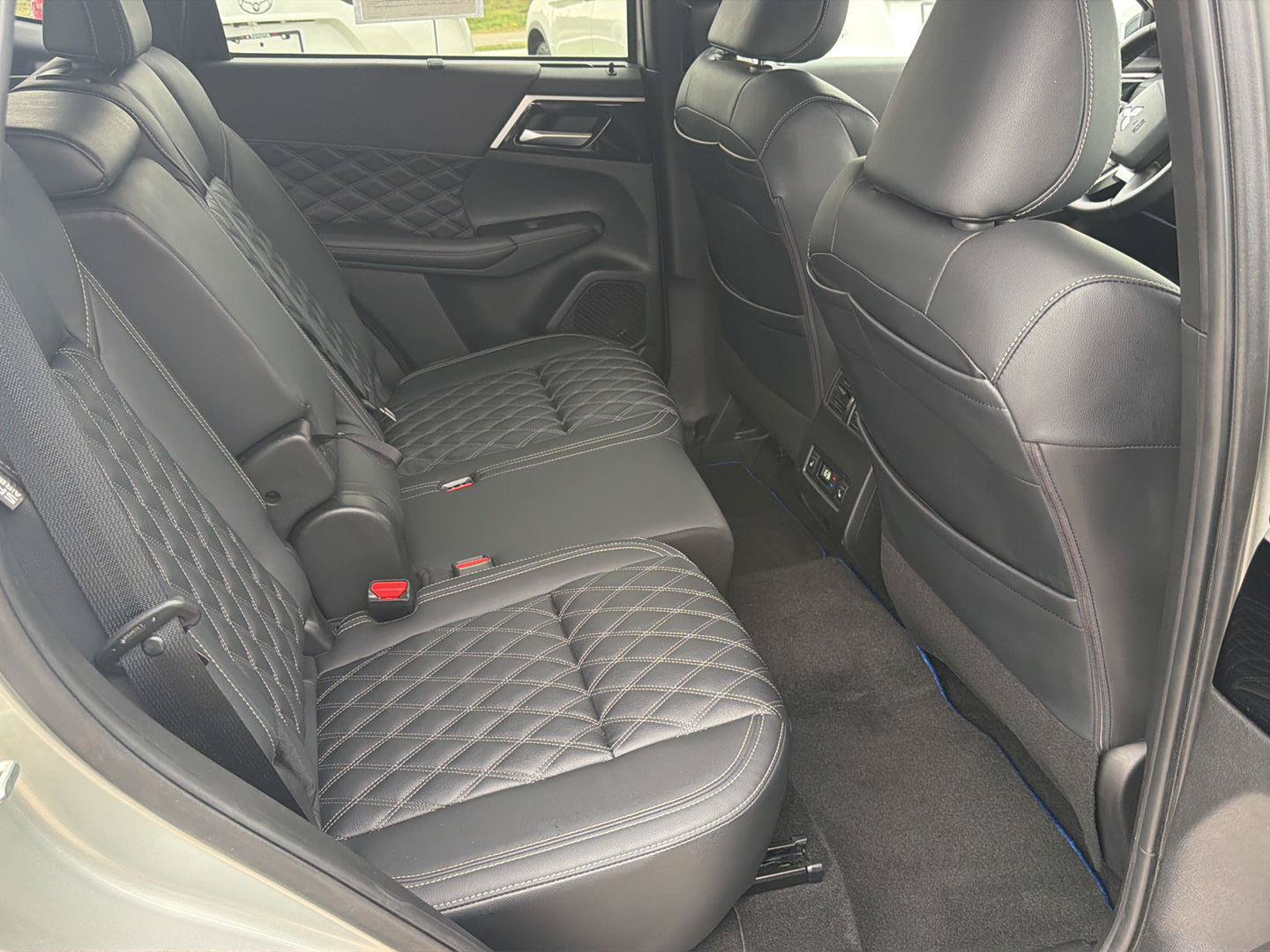 Used 2024 Mitsubishi Outlander 4WD Plug-In Hybrid image 13