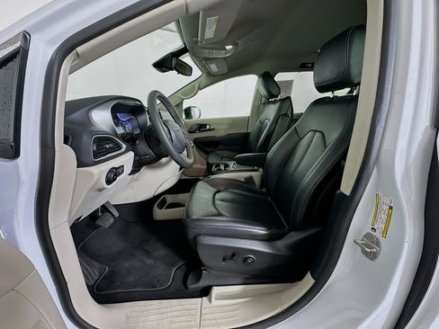 Used 2024 Chrysler Pacifica Touring-L image 13